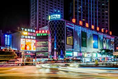 商業(yè)廣場(chǎng)樓頂發(fā)光字安裝施工