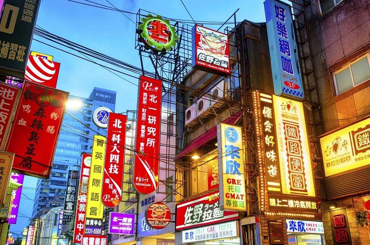商業(yè)街道廣告招牌：提高商業(yè)形象的利器